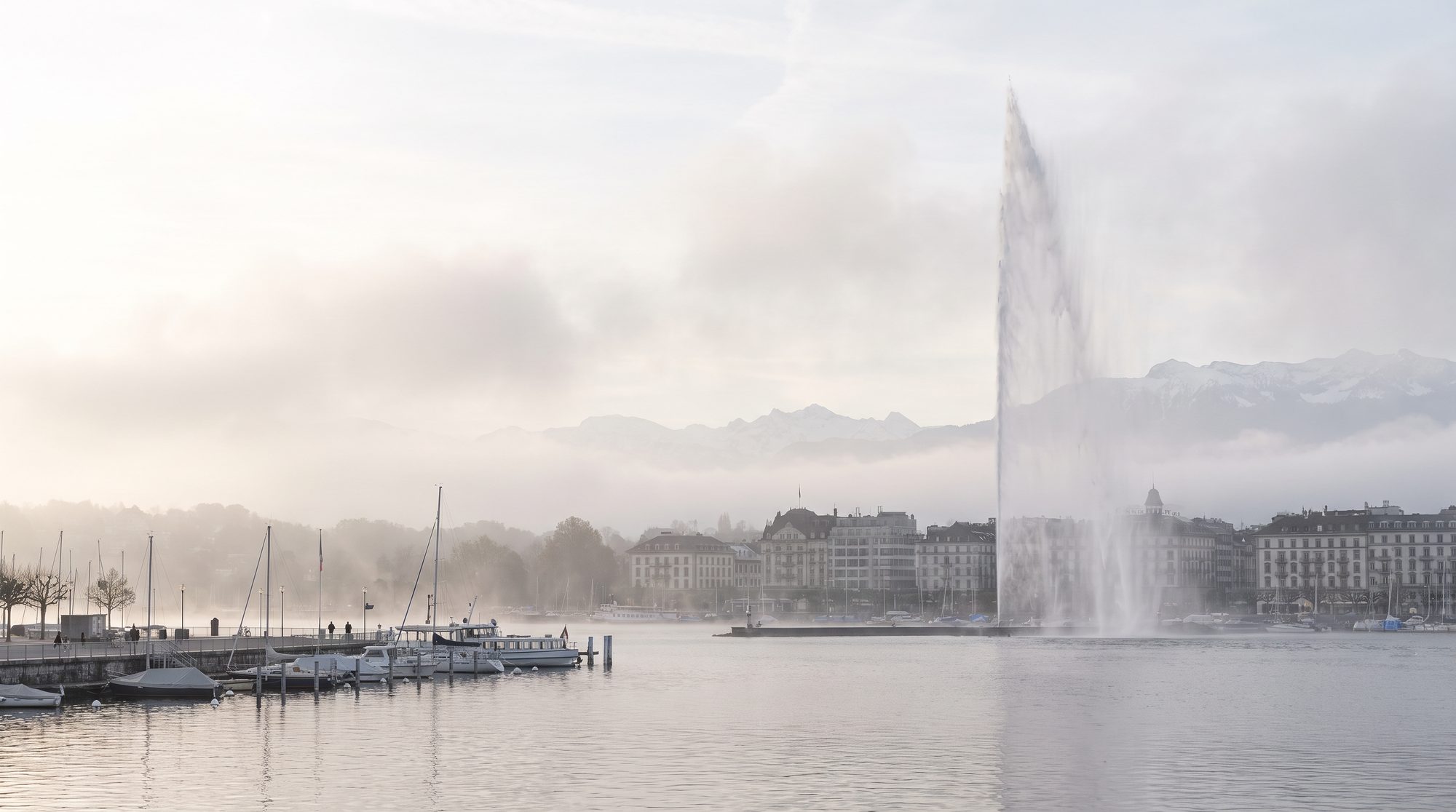 La rade de Genève au petit matin, eau calme et quais